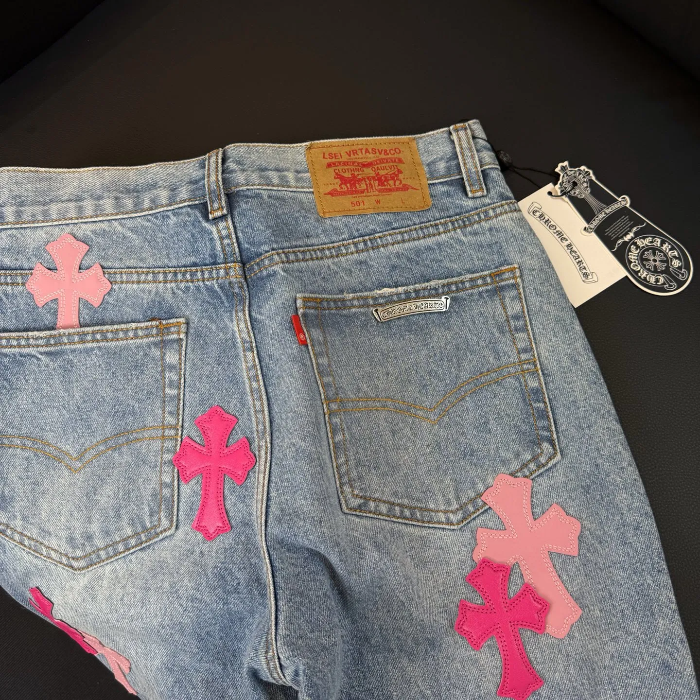 P280 Style number D: 311 Chrome Hearts washed blue and pink leather jeans Size: s-XXL (28 30 32 34 36) Color: washed blue Size reference 28 pants length 100 waist circumference 72 30 pants length 101 waist circumference 76 32 pants length 103 waist circumference 80 34 pants length 104 waist circumference 84 36 pants length 106 waist circumference 88